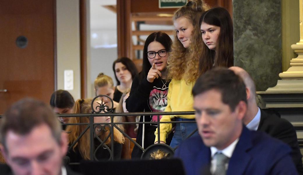 Am Mittwoch auf der Zuschauertribüne im Kantonsratssaal: Jugendliche interessieren sich vermehrt für Politik. Sie realisieren, dass hier über ihre Zukunft bestimmt wird. 