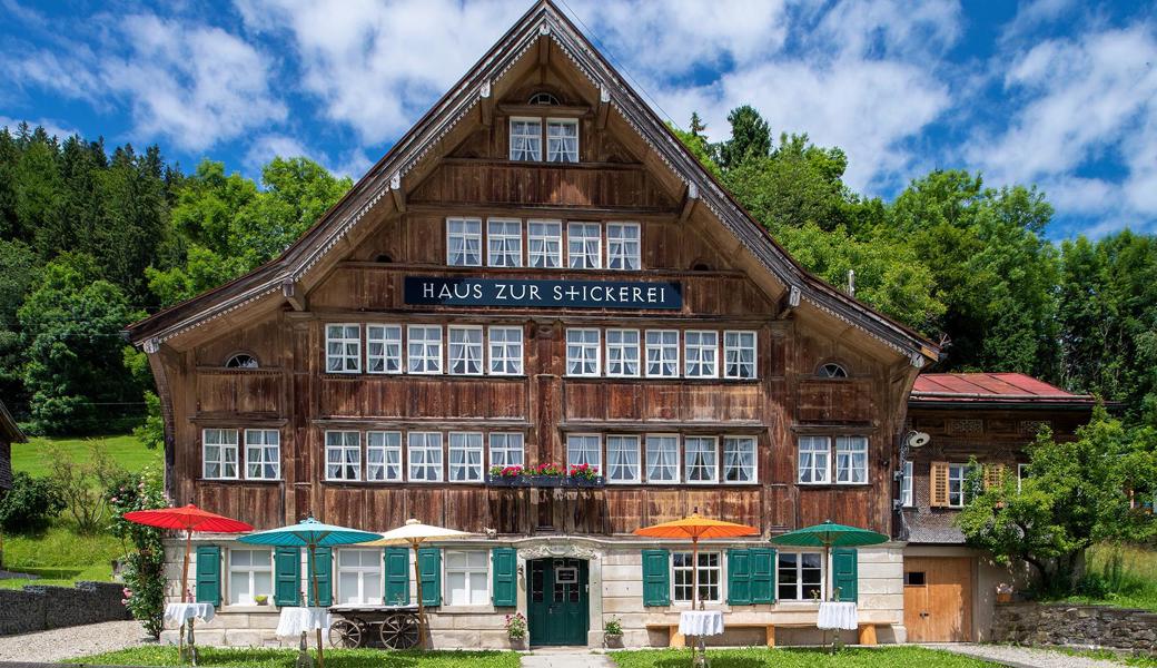 Ein Gebäude wie aus dem Bilderbuch: Das Kulturobjekt «Haus zur Stickerei» oberhalb von Heiden ist 
200 Jahre alt.