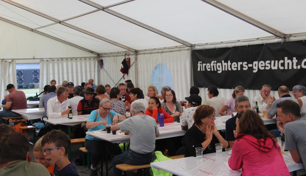 Unter Dach sieht's deutlich besser aus. Zum Beispiel im Zelt des Feuerwehrvereins ist am Mittag einiges los.