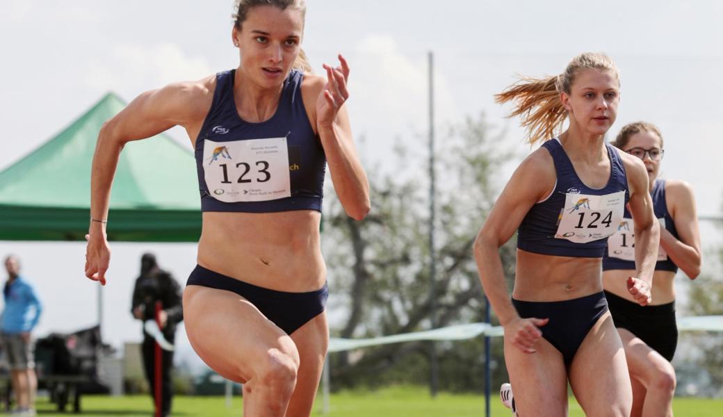 Die KTV-Altstätten-Athletinnen Riccarda Dietsche (links) und Aylin Rudolph (rechts) präsentieren sich zurzeit in absoluter Hochform. In La Chaux-de-Fonds zeigten sie dies abermals.