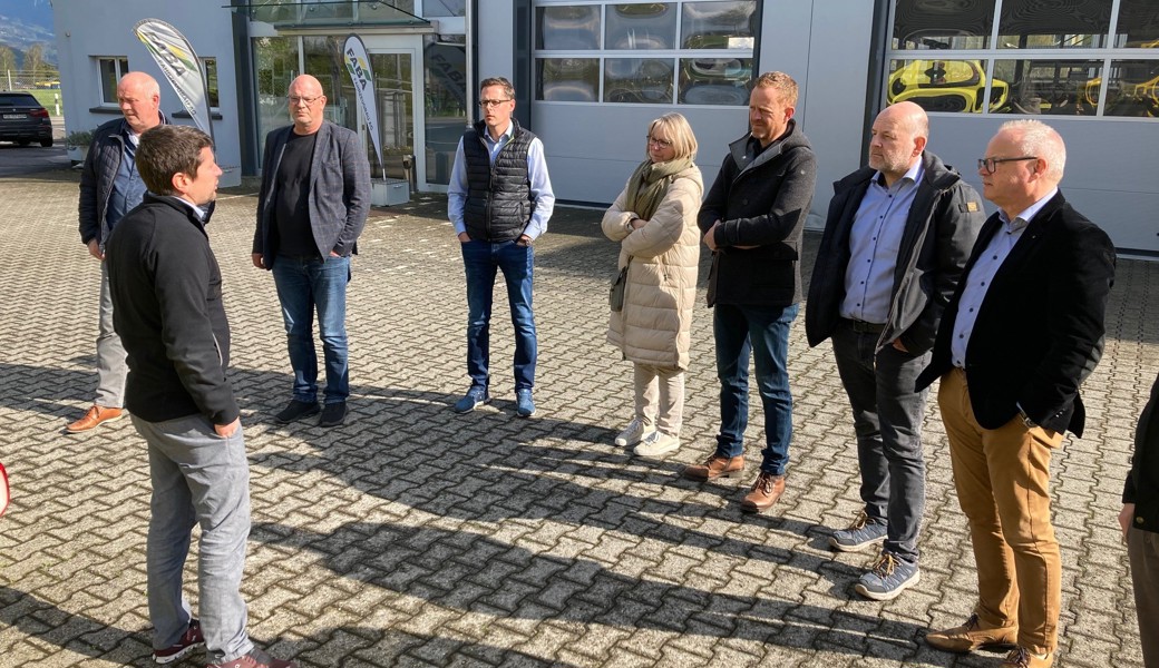 Gemeinderat Oberriet mit Roland Seitz und Jim Oberholzer von der FABA Fahrzeugbau AG