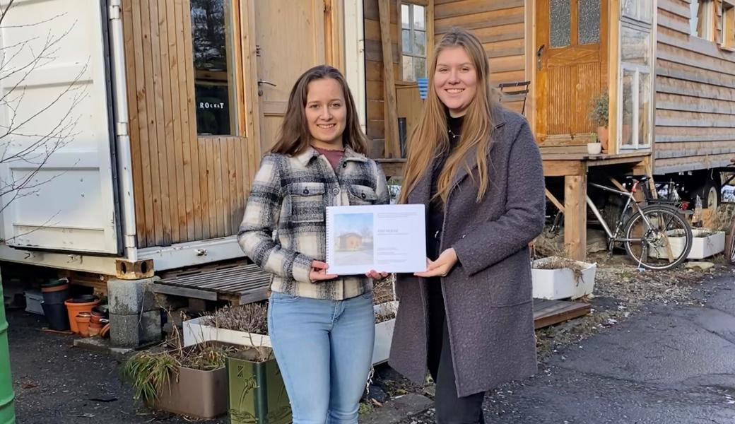 Für ihre Abschlussarbeit liessen sich Melanie Stüdli (links) und Livia Niederer auch von der Tiny-House-Siedlung in Altstätten inspirieren.