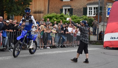 Motocross-Freestyle-Fahrer  begeistern mit gewagten Stunts