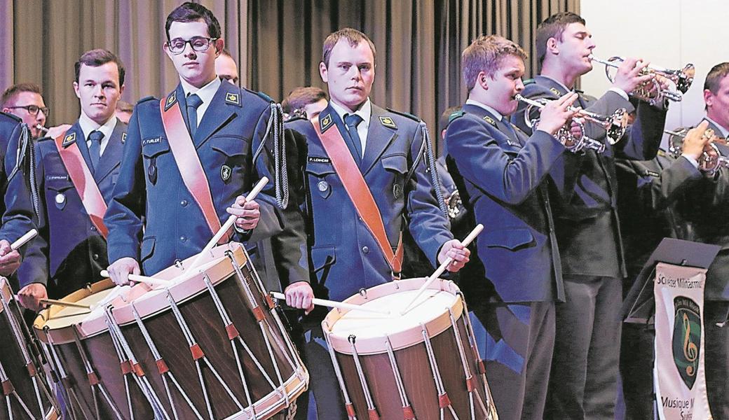 Begeisterndes Militärkonzert in Rebstein und mit dabei war der Rheintaler Pascal Lehnherr von den Lüchinger Tambouren (Mitte). 