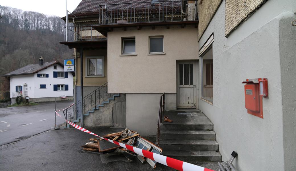 Über den Balkon konnten Nachbarn den "Schäfli"-Wirt mit Hilfe einer Leiter retten.