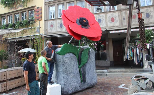 Riesige Blume im Städtli