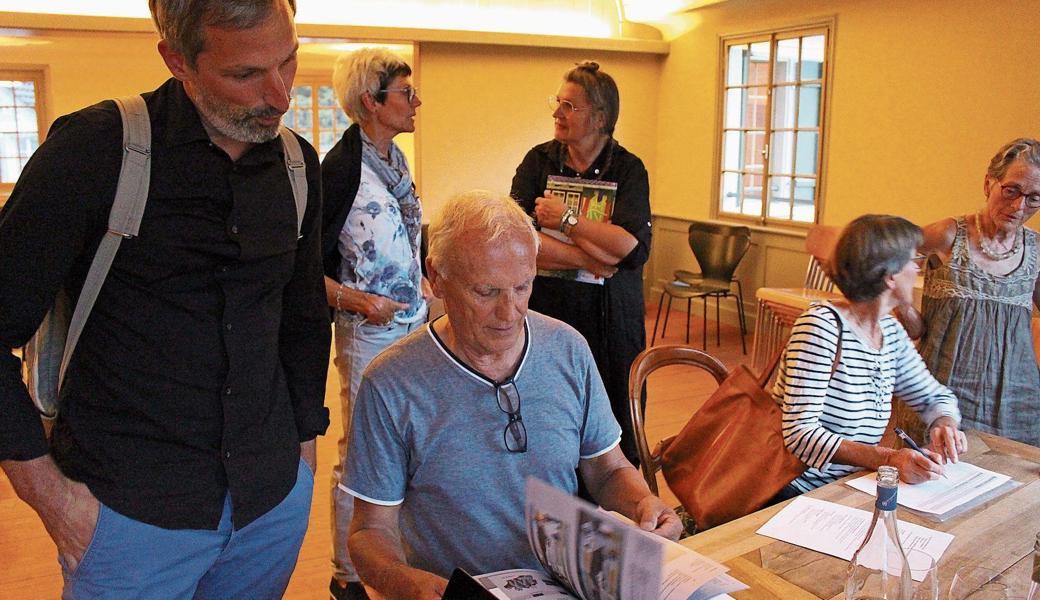 Ruedi Dörig beim Signieren seines Bildbandes mit Fotos von Kunstwerken im öffentlichen Raum in Altstätten.