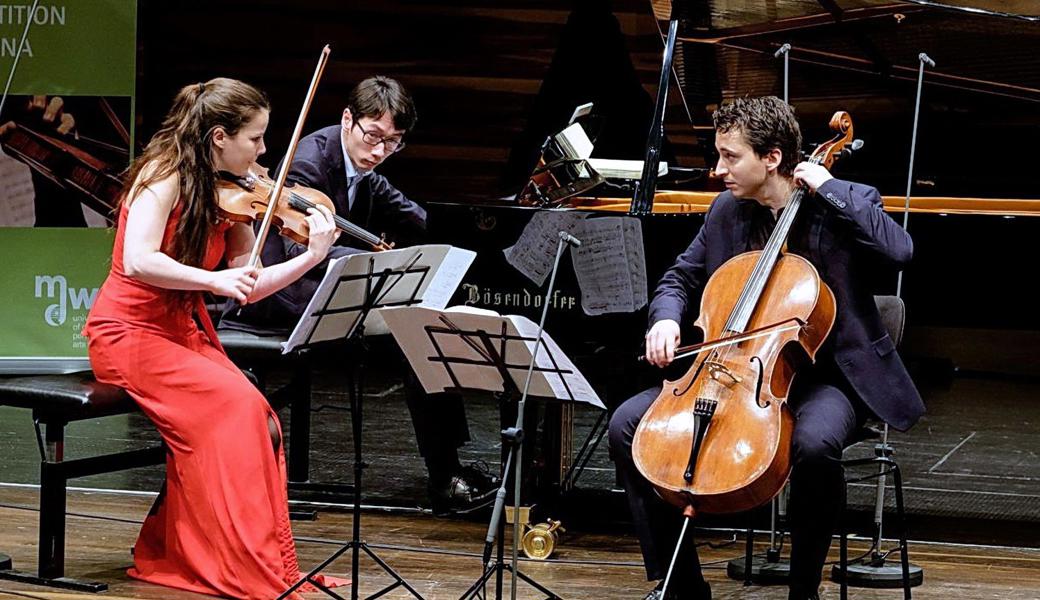 Am Gemeinschaftskonzert musiziert das Amatis Piano Trio, (von links) Lea Hausmann, Violine, Mengjie Han, Klavier, und Samuel Shepherd, Violoncello.