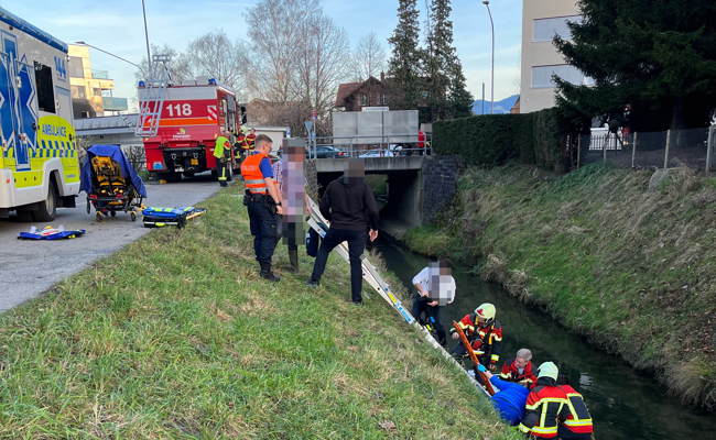 Wegen eines Hundes: E-Bike-Fahrer stürzt in Bach und muss ins Spital