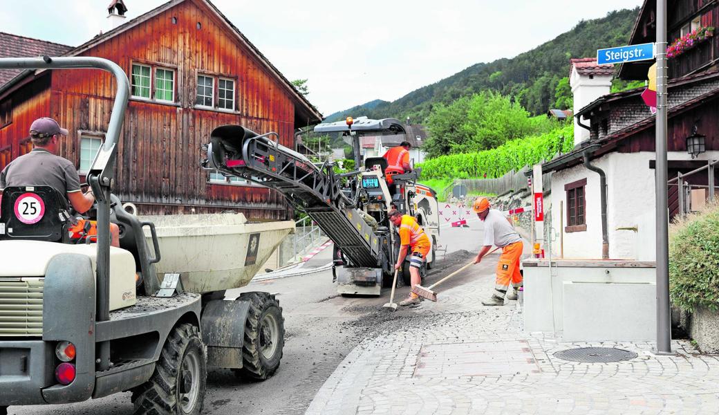 Nach zwei Jahren Bauphase, bekommt die Bühlstrasse zum Schluss einen neuen Deckbelag.   