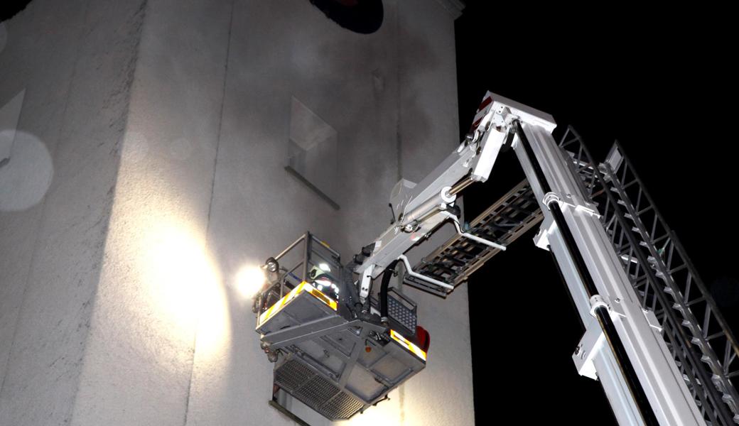 Zwei Handwerker mussten mit dem Hubretter aus dem Turm geborgen werden. 