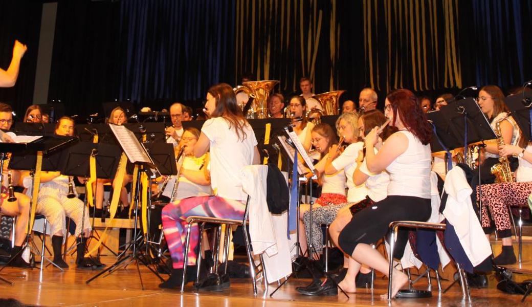 Ein Bild mit Seltenheitswert: Der Musikverein Konkordia Au spielt in Unterwäsche - sinnbildlicher Abschied von der alten Uniform.  