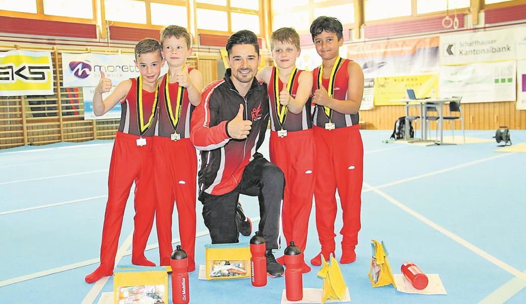 Die EP-Turner zeigten gute Leistungen: (v. l.) Sinan Akkir, Elio Bischofberger, Trainer Cornel Ungureanu, Elia Thiébaud, Kevin Silva.