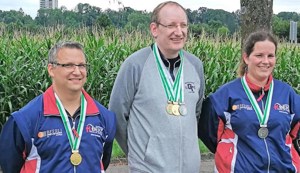 Roland Zäch (Mitte) war in Form und holte einen kompletten Medaillensatz, Roger Kehl (l.) gewann auch Gold und Manuela Keller (r.) holte in der Königskategorie Silber. 