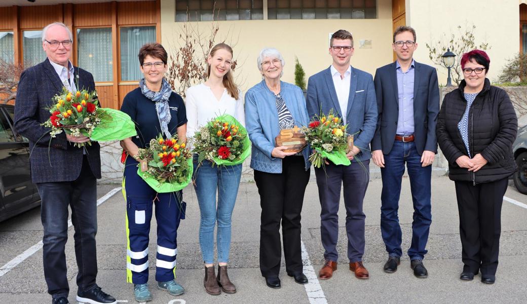 Die frisch gekürte «Samariterin des Jahres» Ruth Bischofberger (Mitte) zusammen mit den Nominierten Roland Wetli (v.l.), Margrit Zürcher, Regina Krohn sowie Laudator Mike Egger, Gemeindepräsident Roman Habrik und Verbandspräsidentin Ursula Forrer. 