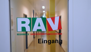 Arbeitsmarkt im März unter Druck – mehr Stellensuchende, weniger offene Stellen