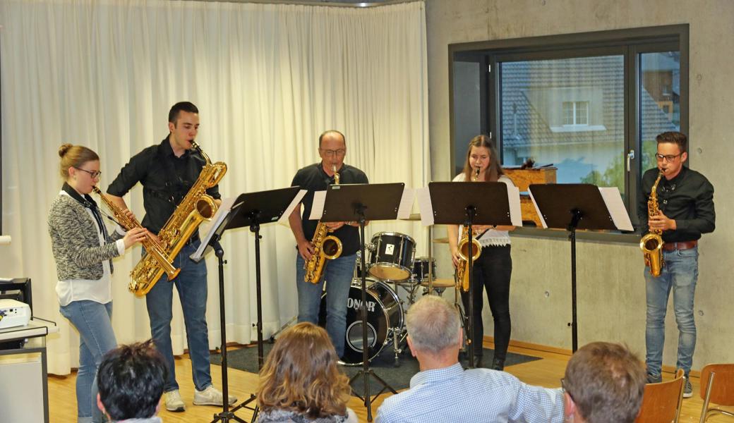 Das Ensemble «Sax4fun» unter der Leitung von Erich Berthold (Mitte) gab nach der Mitgliederversammlung der MSO ein kurzes Konzert: Teresa Riegger (v.l.), Reto Graf, Tamara Stieger und Djordje Krupljanin.
