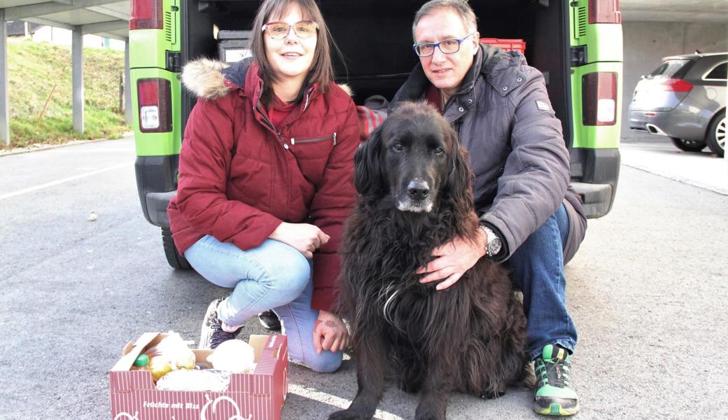 Brigitte Moser und Silvano Vescio sind gemeinsam mit Hund Fionnlagh zwischen Rheineck und Kriessern in ihrem Bus unterwegs und verschenken Verpflegungspakete.