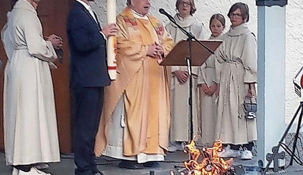 Der neue Kaplan Peter Legnowski feierte mit den Gläubigen die Osternacht. 