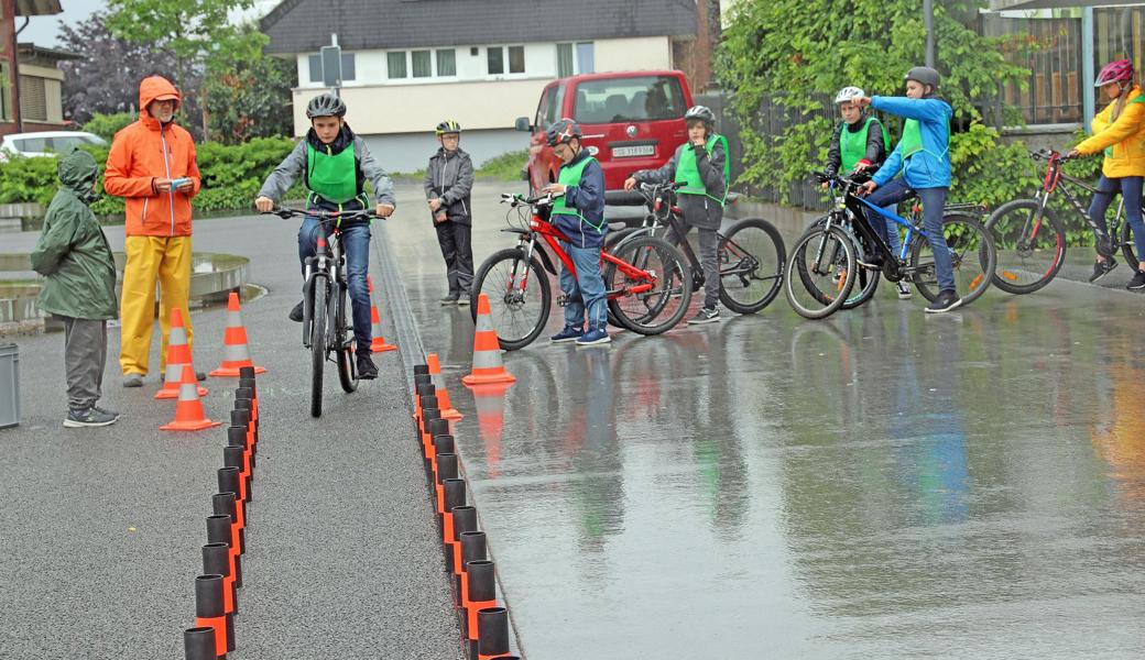 Die Schülerinnen und Schüler mussten die Velorprüfung im Regen absolvieren.