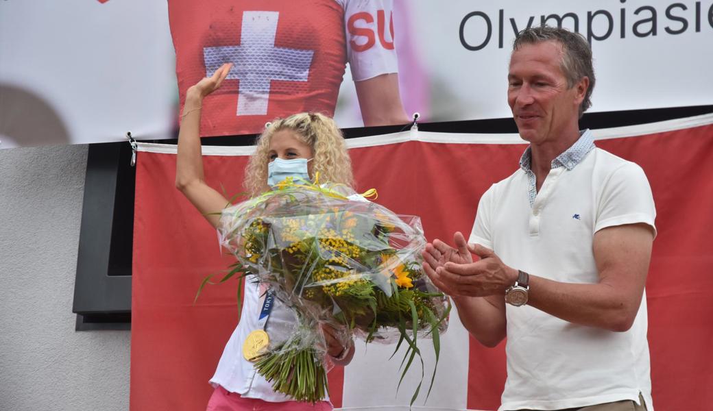 Thals Gemeindepräsident Felix Wüst war auf dem Sportplatz Bützel in Staad der Gastgeber.