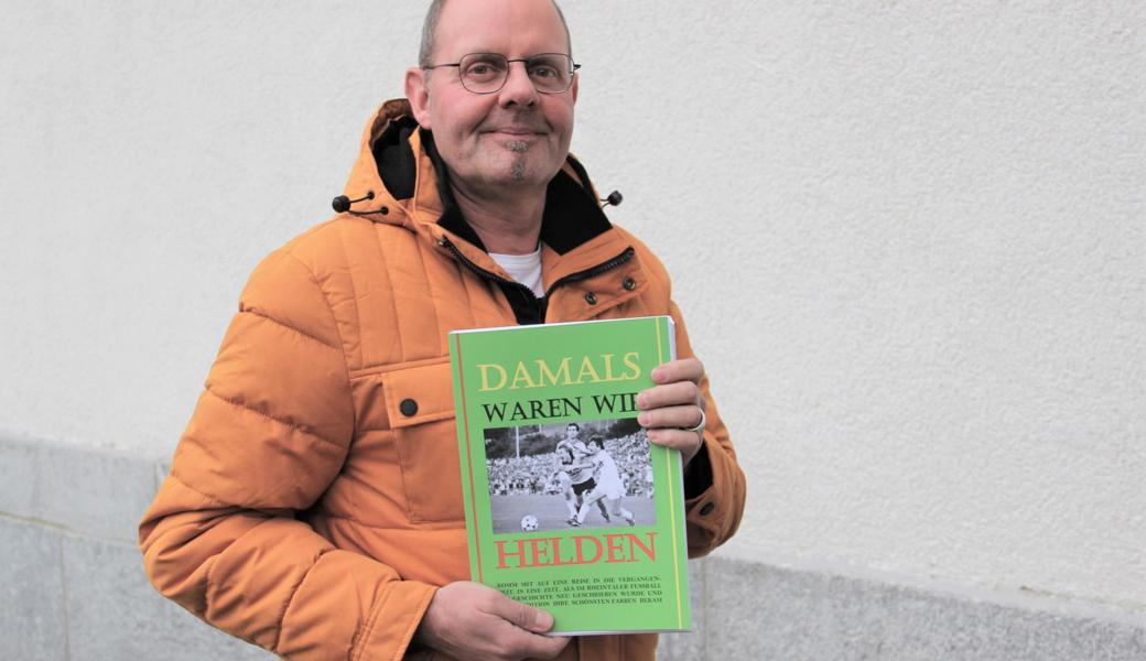 Das Ergebnis seiner Herkulesaufgabe – ein Buch über die glorreiche Zeit des FC Altstätten – hält der unerschütterliche Fan Peter Zellweger nach langer Arbeit endlich in den Händen.