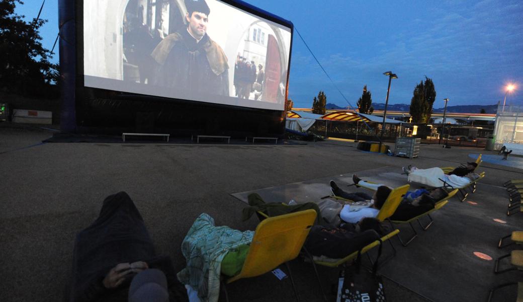 Fürs diesjährige Kino-Open-Air hat das «Madlen» aufgerüstet: mit einer neuen Leinwand auf einem aufblasbaren «Gerüst».