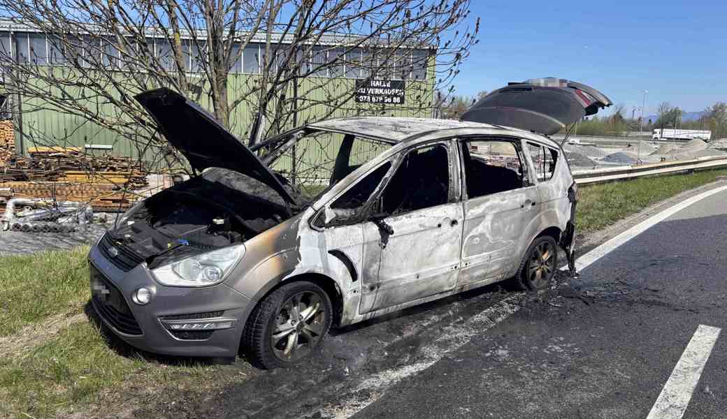 50-Jährige stellt ihr Auto im Wiesland ab, wo es komplett ausbrennt