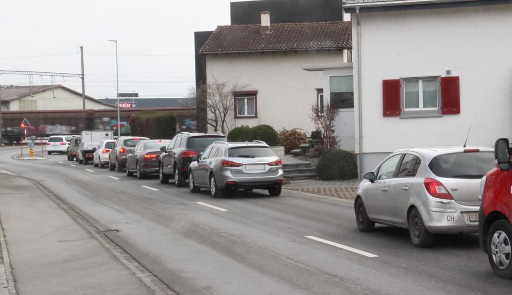 Es wird noch längere Zeit Kolonnen vor dem Bahnübergang Grüntal geben. 