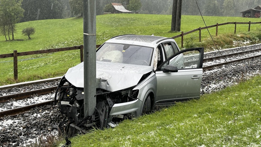 Ein Auto und ein Sattelschlepper landen nach Ausweichmanöver auf Bahngleis