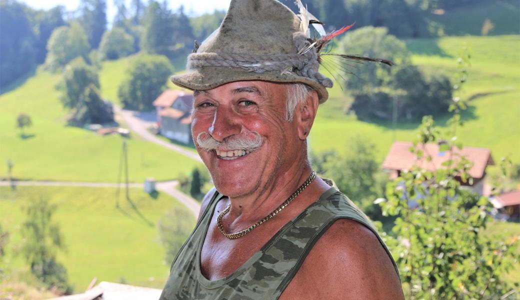 Seine Markenzeichen, der gepflegte Schnauz, die Goldkette und der Hut, machen Hans Schopfer zu einem Bauern mit Stil.
