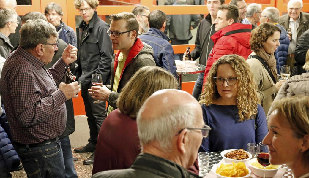 Nachhaken, Kritik anbringen, befürworten: Beim Apéro tauschen die Besucher ihre Meinungen aus. 