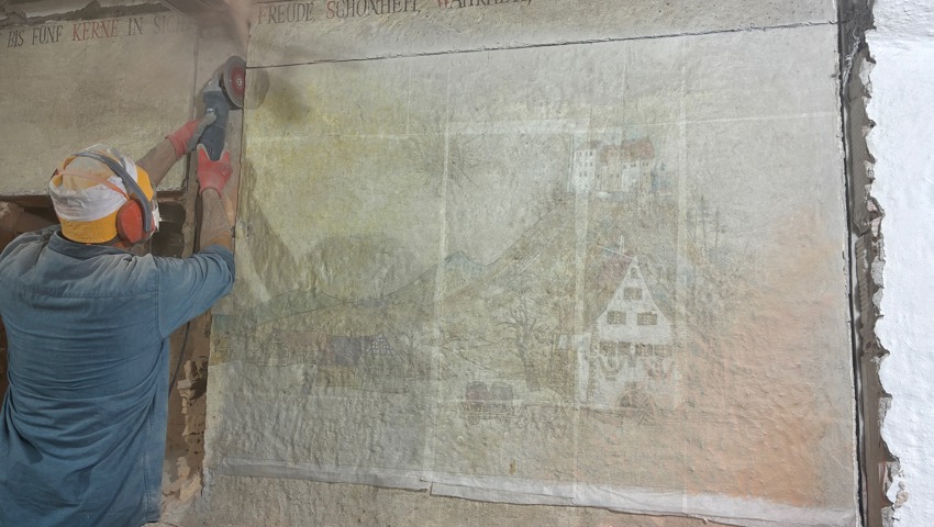 Das Hauptmotiv frästen die Fachleute in einem Stück aus der Wand.