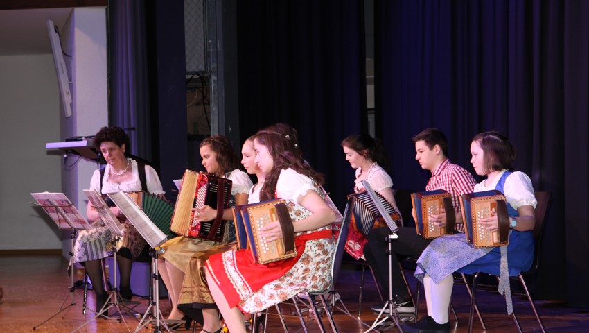 Nach einem kleinen Imbiss unterhielt das Schwyzerörgeli-Ensemble «Edelwyss». Kinder und Jugendliche der Musikschule Oberrheintal unter der Leitung von Priska Seitz .