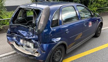 Frau fährt fahrunfähig auf anderes Auto auf