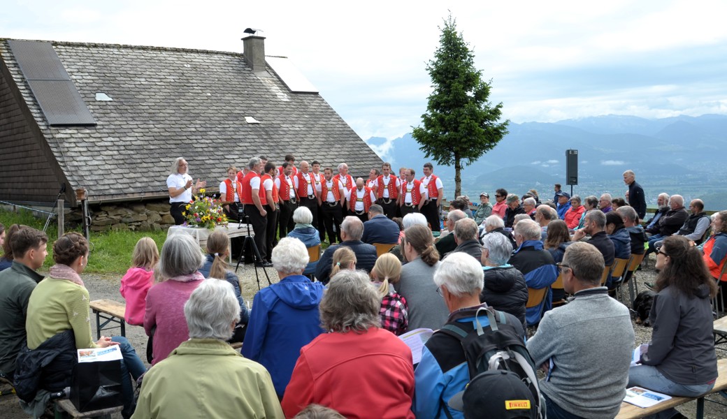 Pfr. Martin Böhringer leitet durch den Feusenalpgottesdienst