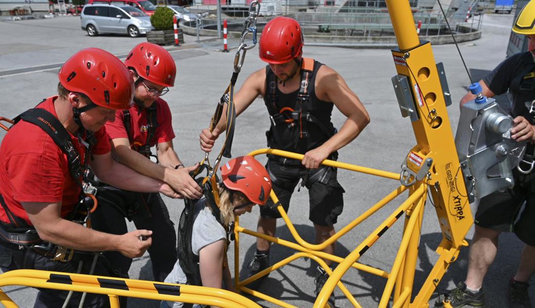 Angehörige der Feuerwehr Altstätten-Eichberg und Mitarbeitende des kantonalen Amts für Wasser und Energie bei einer Bergungsübung in der ARA Altstätten.