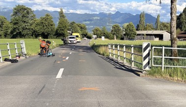 Rega musste kommen: Velofahrer prallt mit Motorrad zusammen