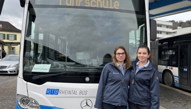 Diese Frauen sind stolz darauf, einen grossen Bus zu fahren