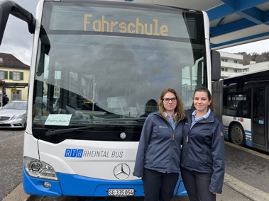 Diese Frauen sind stolz darauf, einen grossen Bus zu fahren