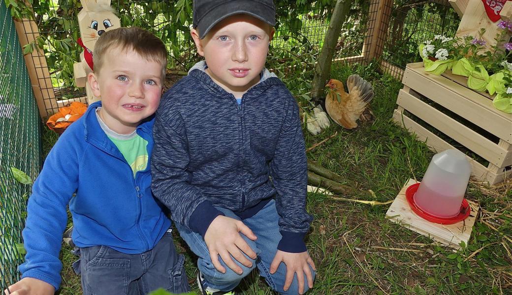 Trotz der vielen Holzhasen befinden sich diese beiden jungen Ausstellungsbesucher im Hühnergehege 