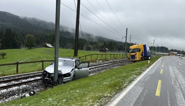 Ein Auto und ein Sattelschlepper landen nach Ausweichmanöver auf Bahngleis