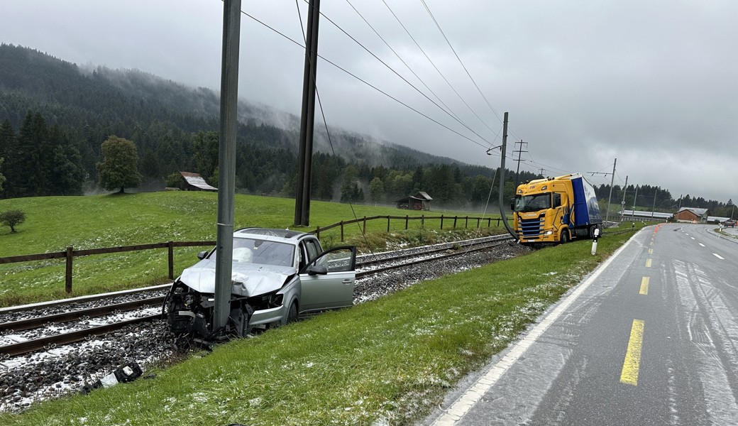 Ein Auto und ein Sattelschlepper landen nach Ausweichmanöver auf Bahngleis