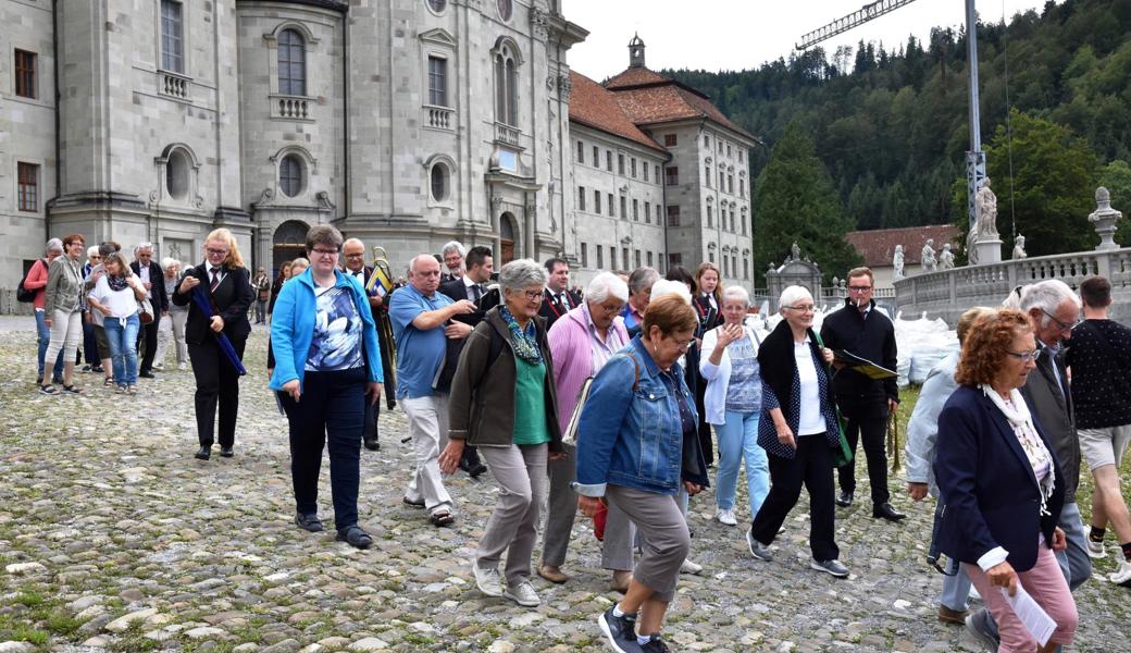 Rheintaler Pilger nach der Eucharistiefeier auf dem Weg ins Dorfzentrum.