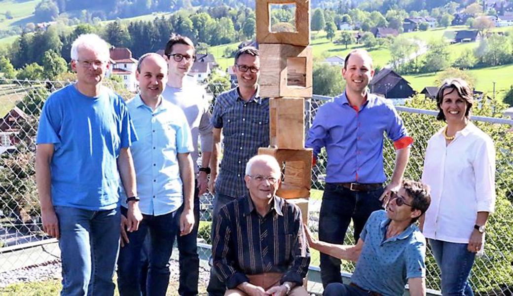 Freude herrscht anlässlich der Einweihung der Wegmarke von Ivo Herrsche (sitzend, vorne rechts) bei der Eichberger Jubihütte.