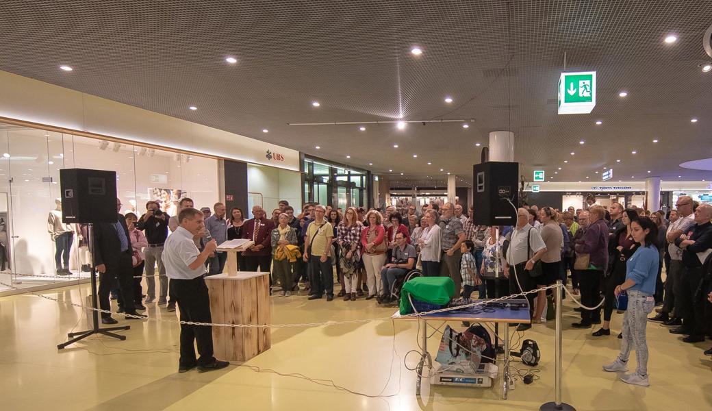 Zur Vernissage der Ausstellung im Rheinpark fand sich viel Publikum ein.