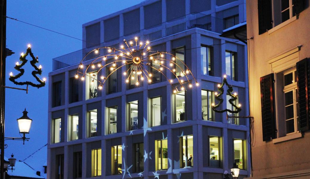 Man hätte die Zeichen nur zu deuten brauchen: In der Weihnachtszeit 2016 an die Altstätter Rathausfassade projizierte Sterne.