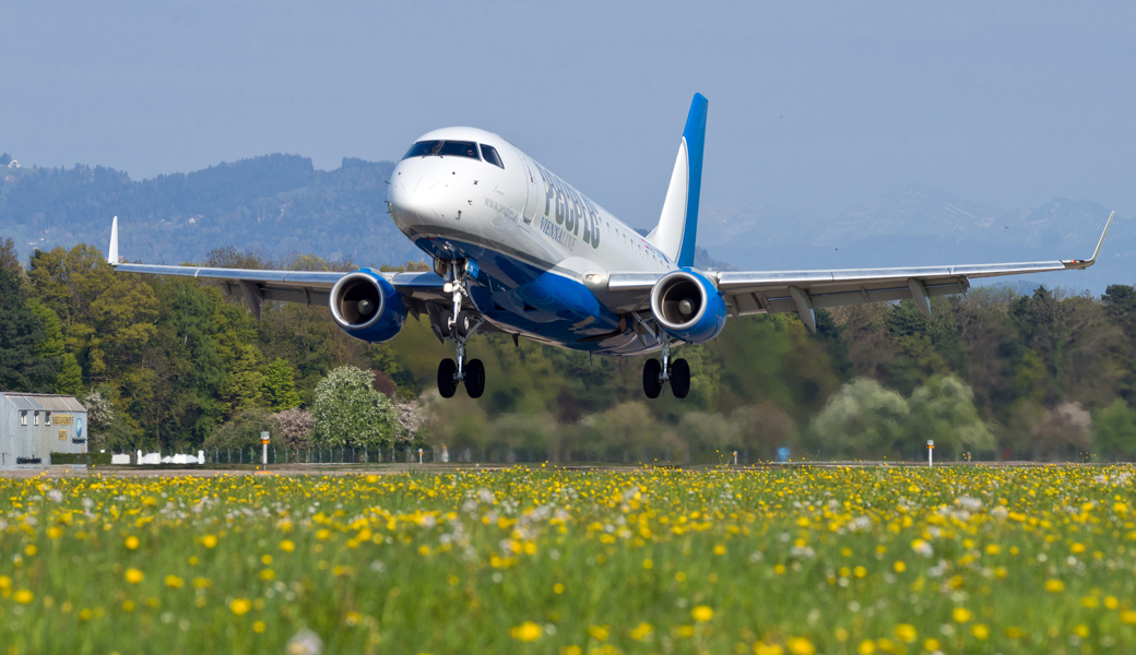 Probleme mit Landeklappen bei People’s Embraer E170: Pilot musste nach Zürich ausweichen