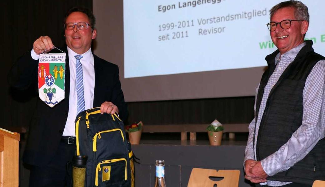 Präsident Michael Schöbi (links) dankt dem abtretenden Vizepräsidenten Ernst Metzler mit einem Rucksack voller Präsente.