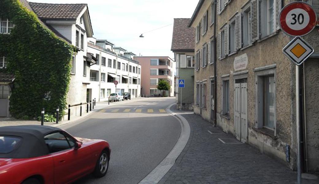 Der Kanton will den Fussgängerstreifen bei der Einmündung der Städlenstrasse in die Churerstrasse bis etwa auf Höhe des weissen Autos im Bildhintergrund verlegen. Dazu muss auch das Trottoir (rechts) verlängert werden. 